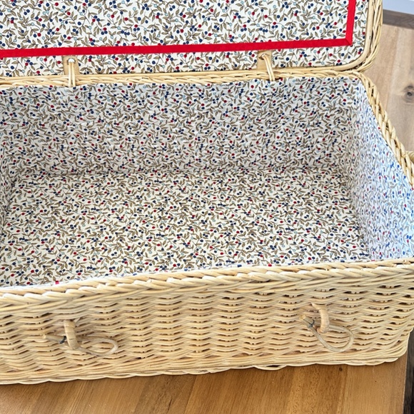 VIntage Large Wicker Lined Picnic Basket - Picture 6 of 10
